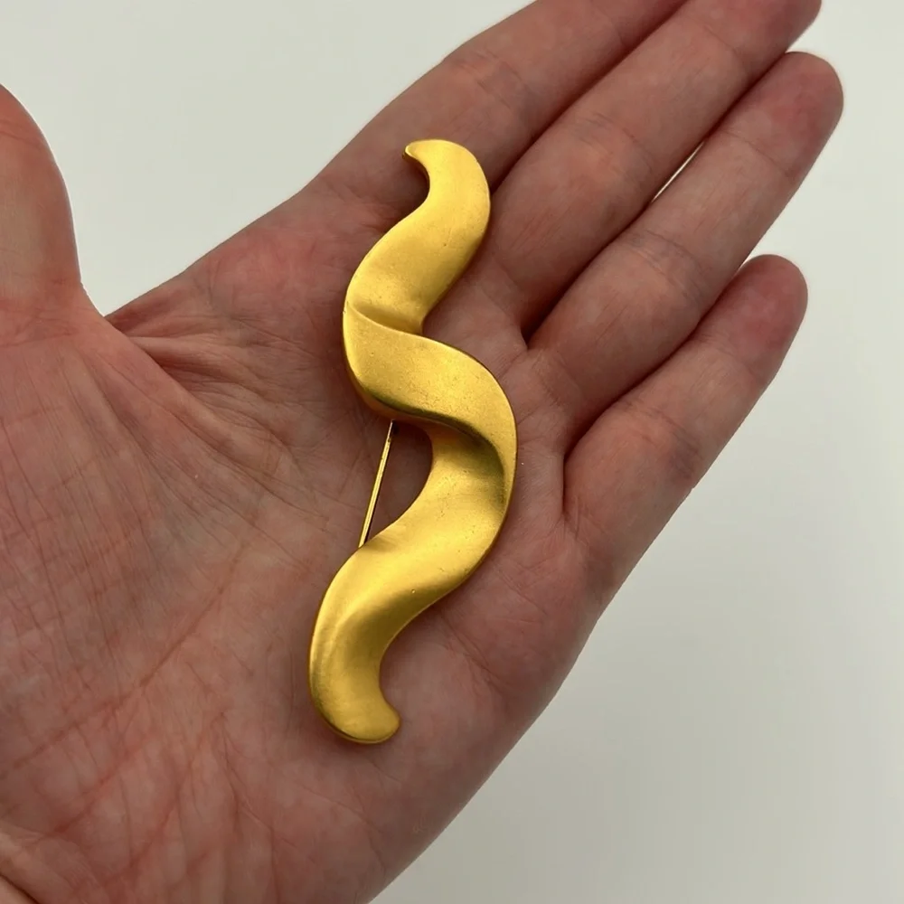 Vintage Carolee Modernist Matte Gold Tone 1980s Power Dressing Ribbon Brooch